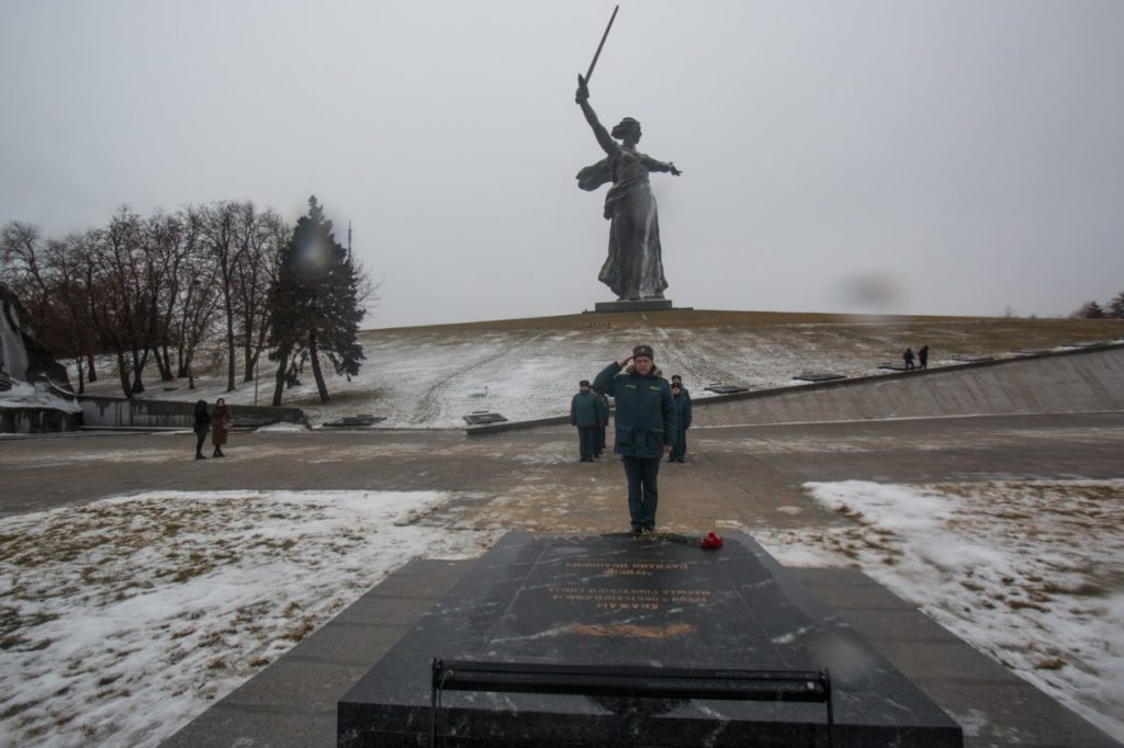 Волгоградские спасатели возложили цветы к могиле маршала Чуйкова