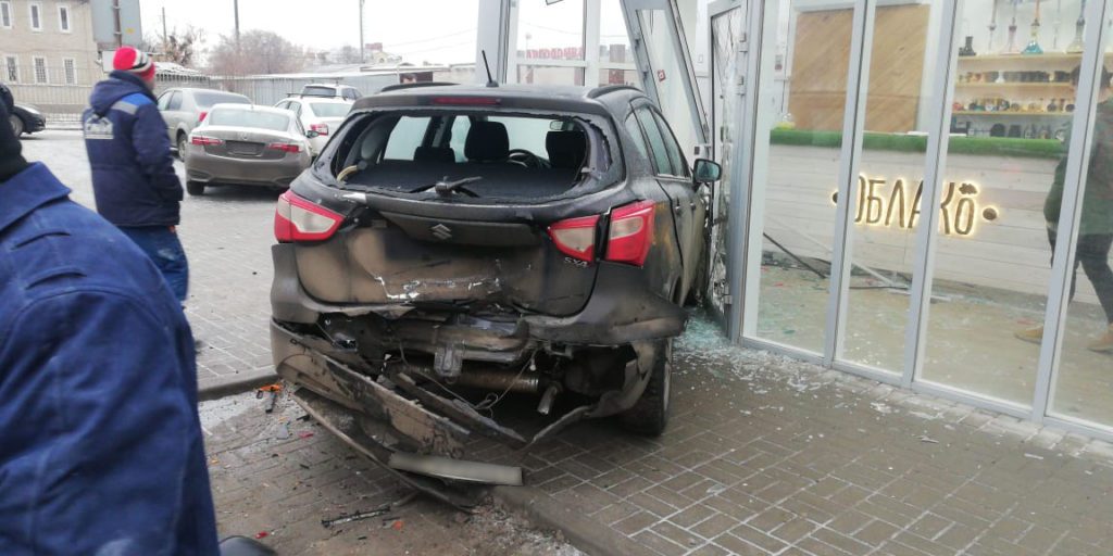 На западе Волгограда автомобиль оказался в витрине магазина