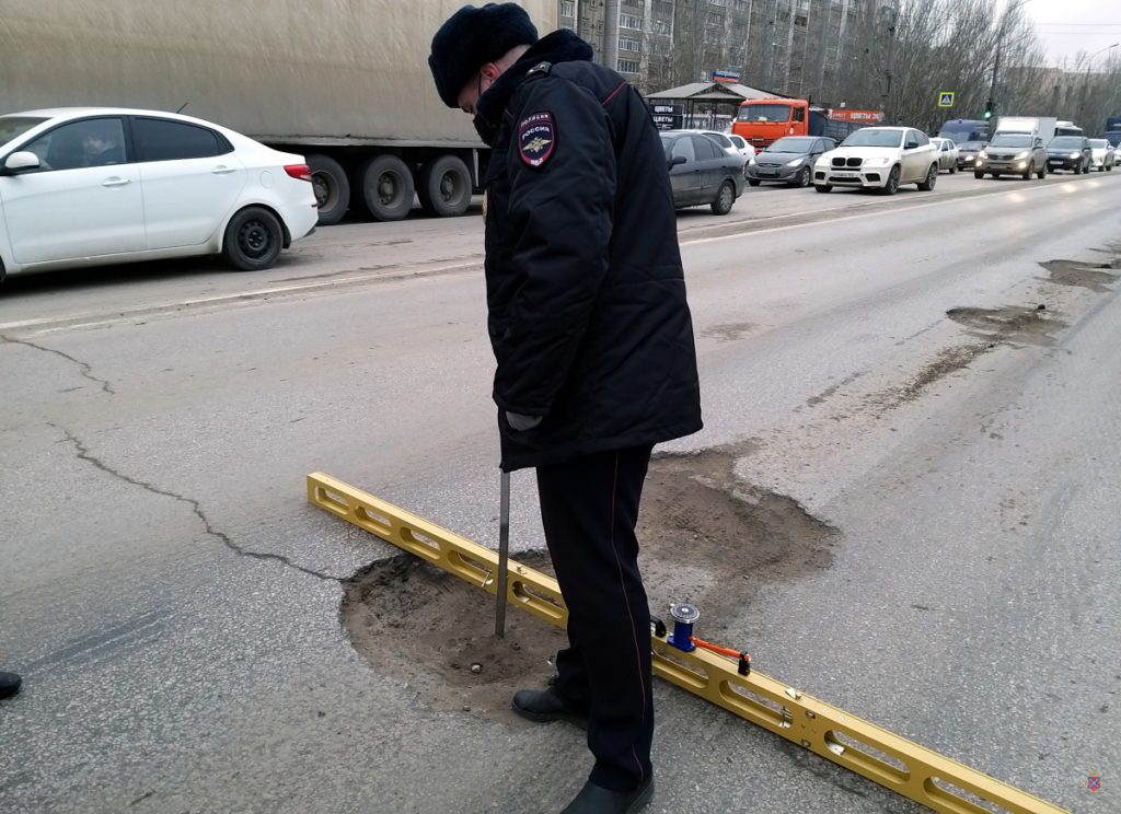 На юге Волгограда ГИБДД проверила состояние дороги на мосту