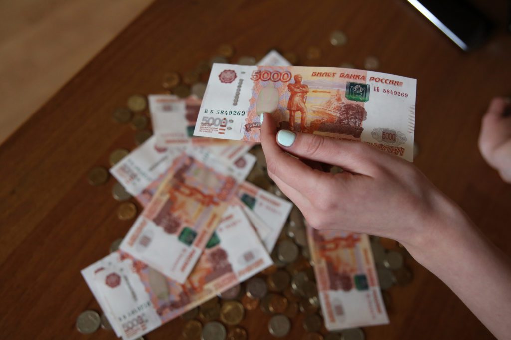 Долги по зарплате в Волгоградской области снизились вдвое