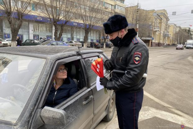 «Цветочный патруль» поздравил волгоградок с 8 Марта