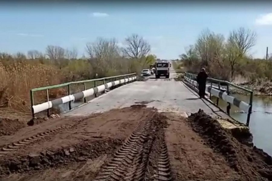В Волгоградской области за сутки восстановили движение по размытому мосту