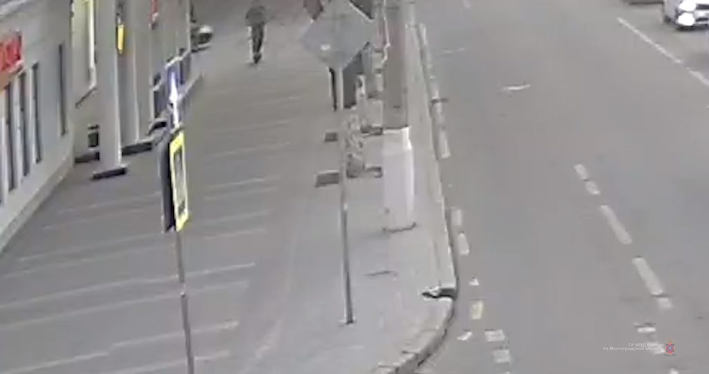 В центре Волгограда иномарка столкнулась с электросамокатом