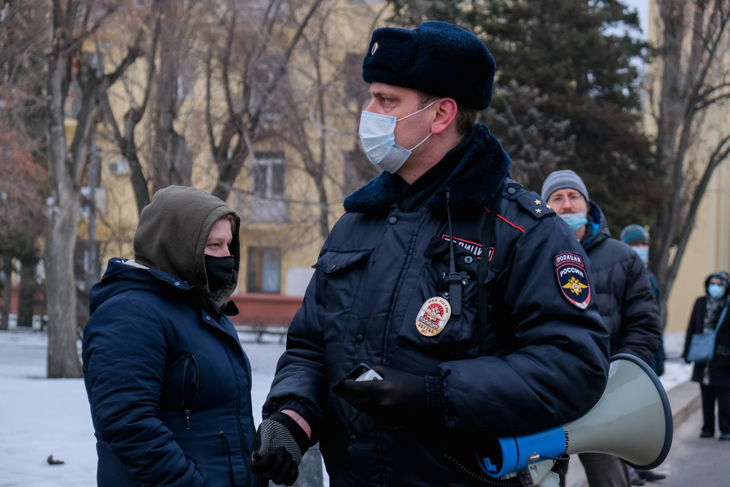 Несанкционированный митинг правонарушение. Участие в несанкционированном митинге. Митинг Волгоград полиция. Несанкционированные митинги картинки.