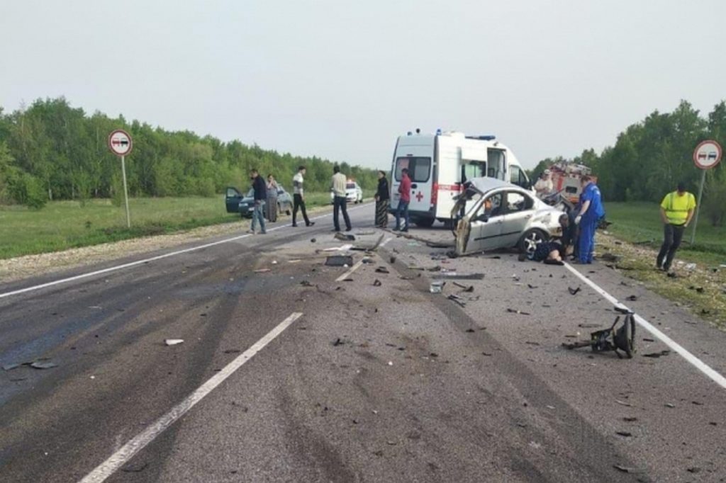 В Волгоградской области в ДТП на трассе двое погибли и двое пострадали