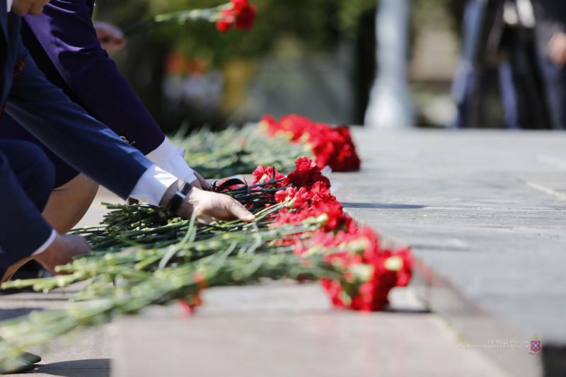 Волгоградские полицейские возложили венки и цветы к Вечному огню