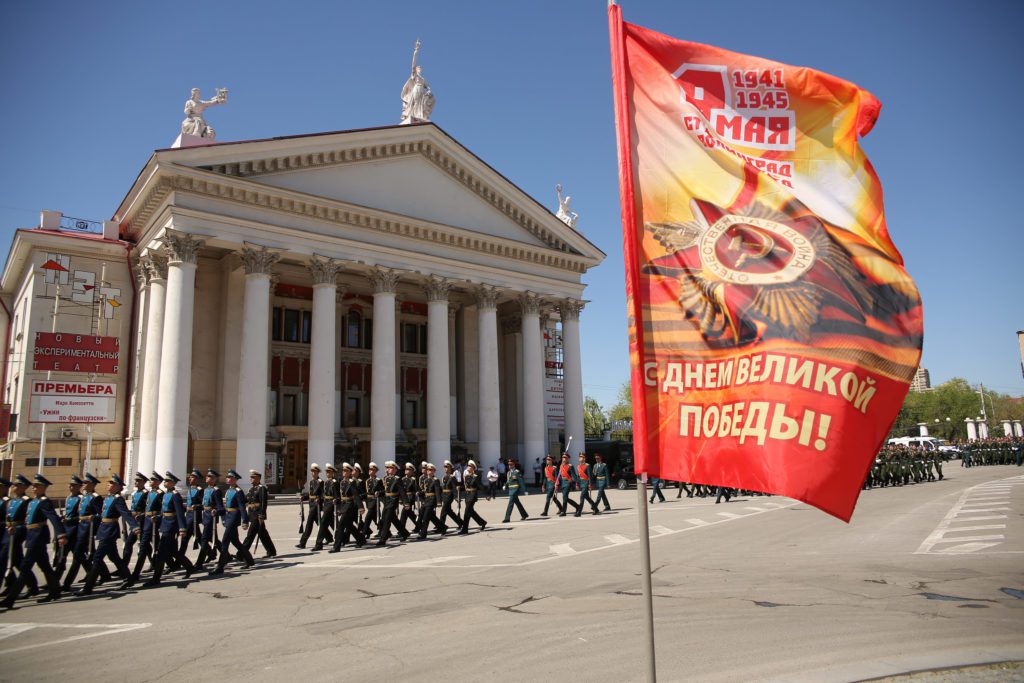 На площади Павших Борцов в центре Волгограда монтируют трибуны к 9 мая