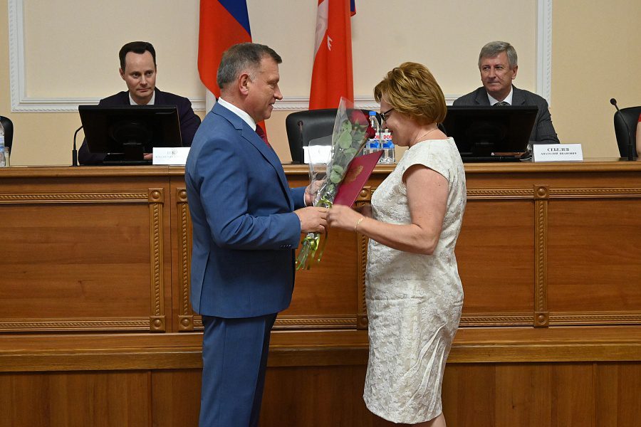 В Волгограде за работу наградили 74 медика из разных районов