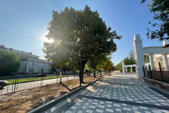 В Волгограде подрядчики завершили укладку плитки у парка имени Гагарина