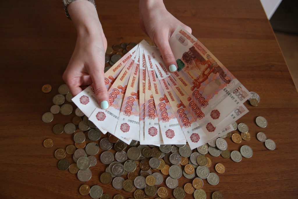 40-летняя волгоградка пыталась подкупить судебного пристава