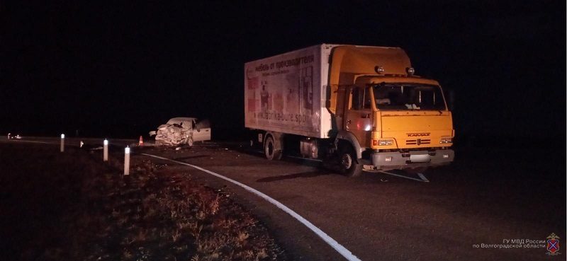 В ДТП с фургоном в Волгоградской области погиб водитель легковушки