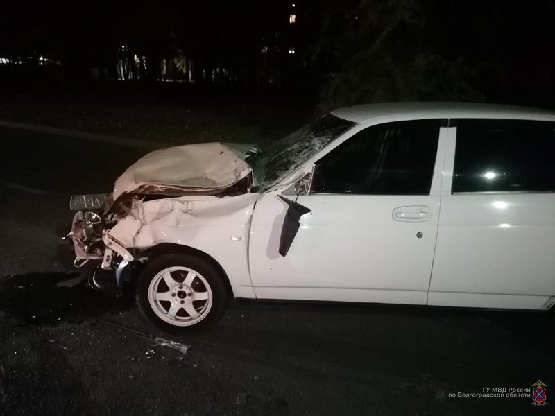 Под Волгоградом автобус врезался в автомобиль Lada, пострадали 2 человека