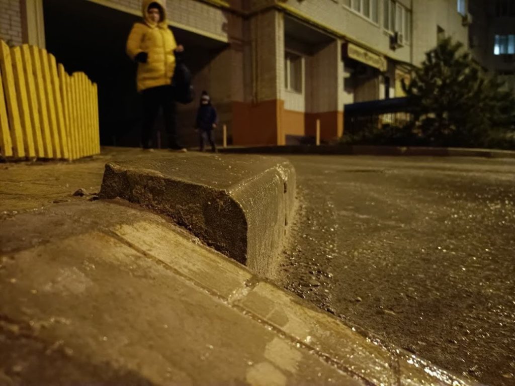 В Волжском проверили обработку дорог в условиях гололеда