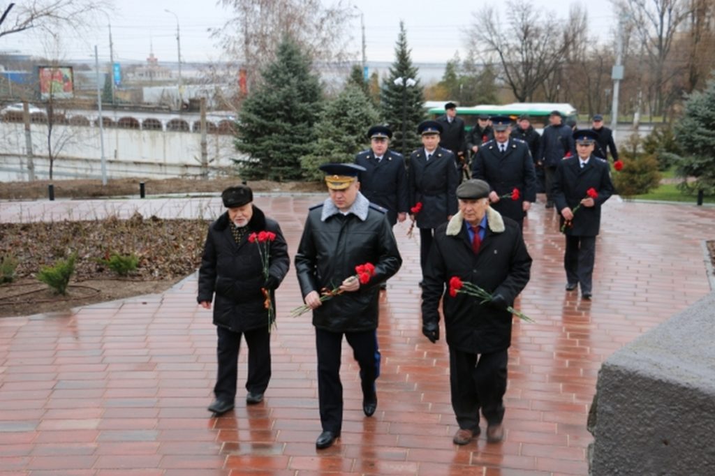 В день ФСБ в Волгограде возложили цветы к памятнику защитникам Сталинграда