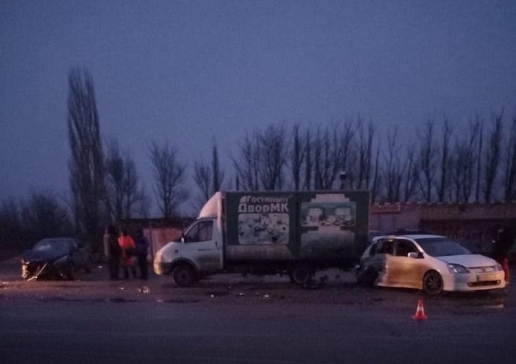 В массовом ДТП под Волгоградом пострадали трое взрослых и двое детей