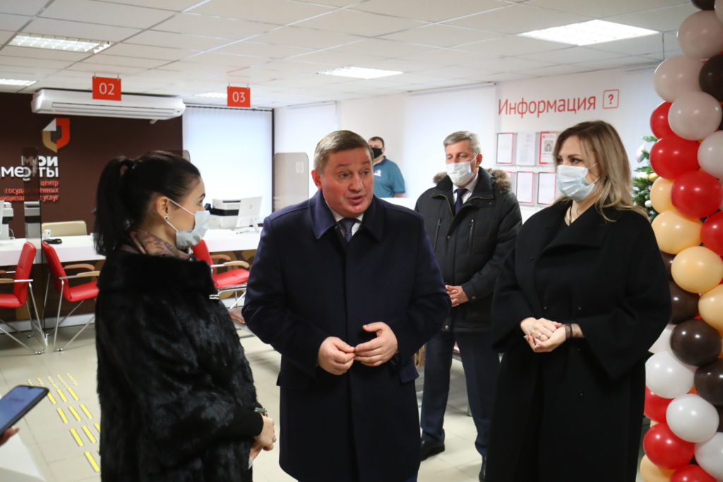 Губернатор проинспектировал в Волгограде МФЦ после реконструкции