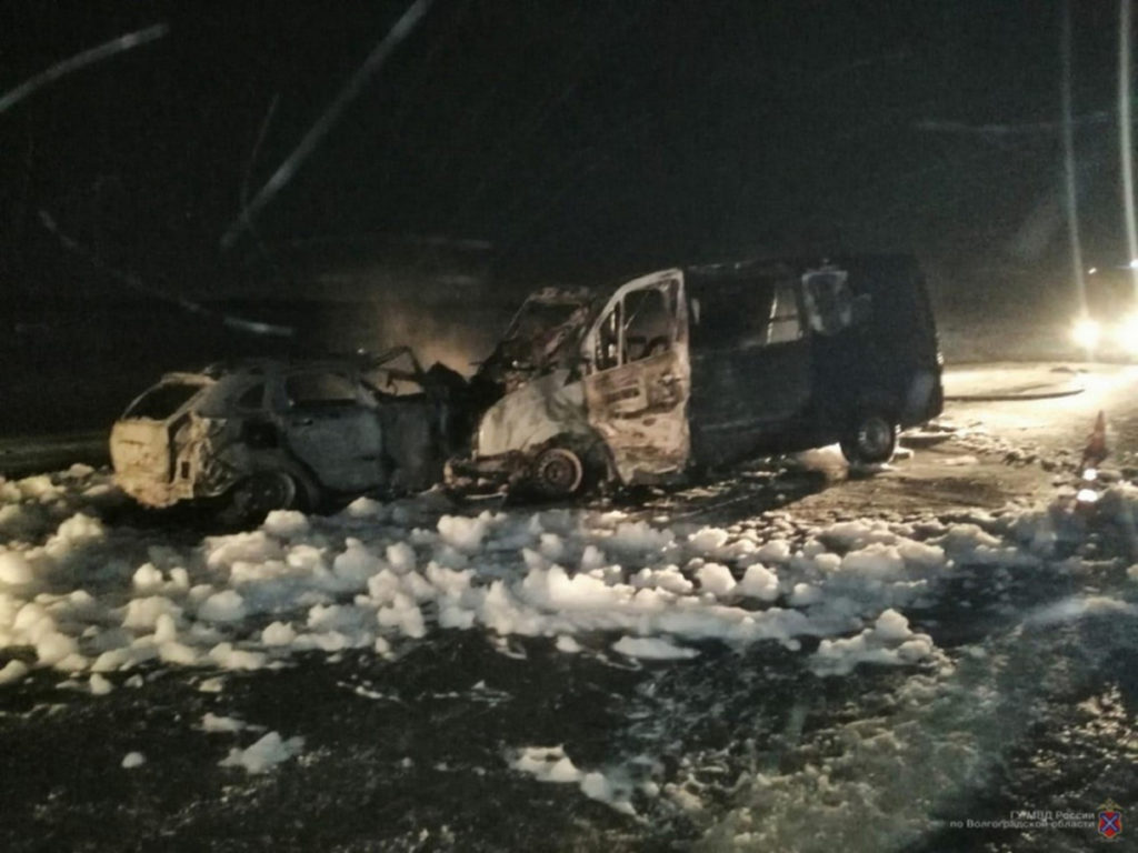 В Волгоградской области после столкновения сгорели два автомобиля