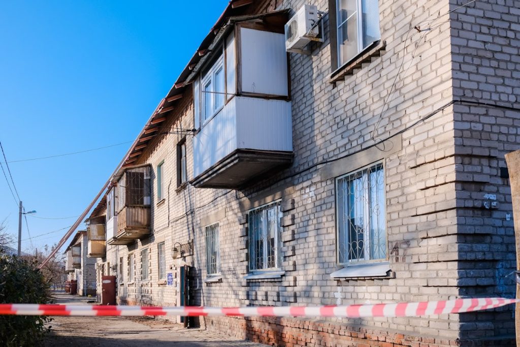 В Волгограде из-за ветра упала часть кирпичной облицовки аварийного дома