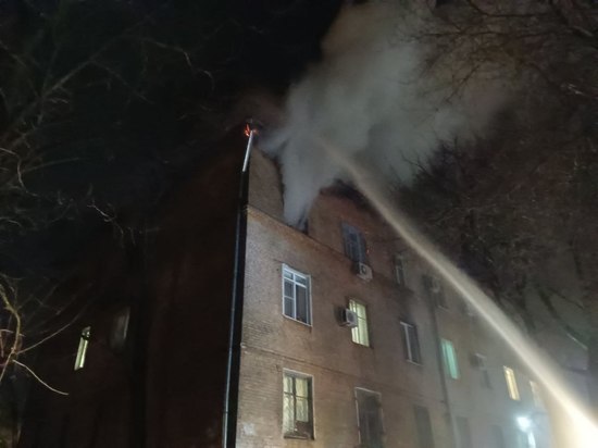 В Волгограде ночью загорелась квартира в 3-этажке