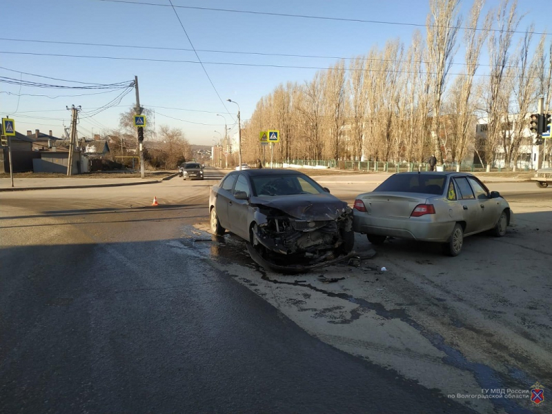 В Волгограде в тройном ДТП пострадала 57-летняя пассажирка