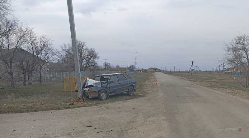 В Волгоградской области ВАЗ влетел в столб, пострадал пассажир