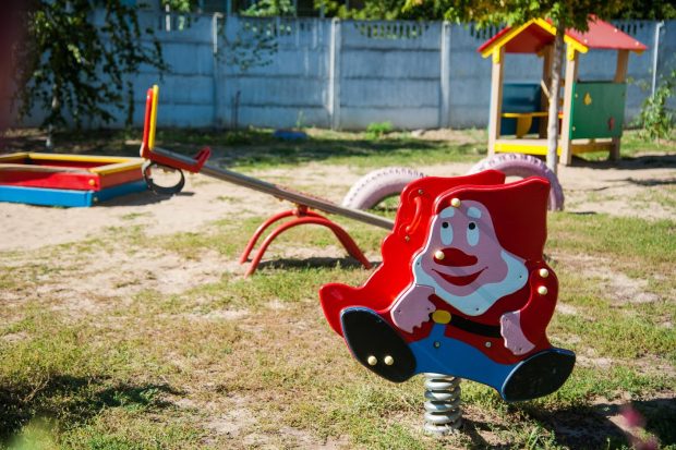 В Волгограде для детей беженцев из Донбасса поставили игровую площадку
