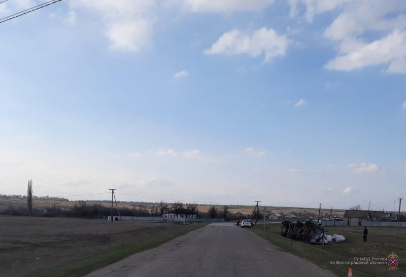 Под Волгоградом КамАЗ с прицепом опрокинулся в кювет, пострадал водитель