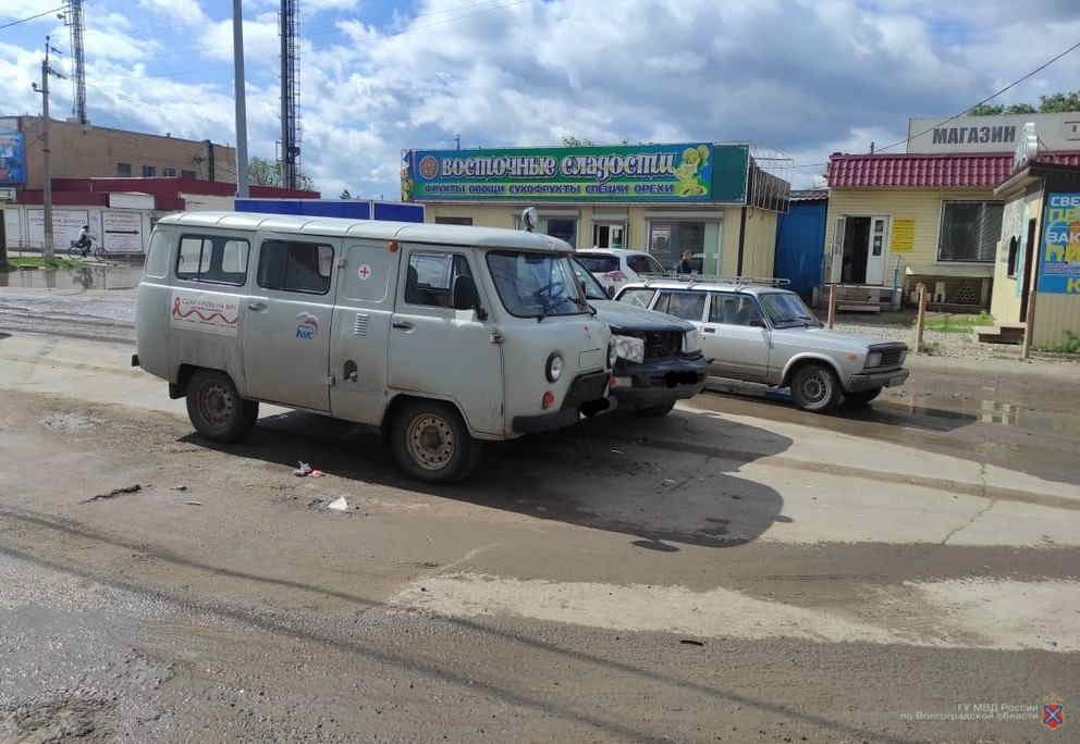 Под Волгоградом в ДТП УАЗа с внедорожником пострадала пассажирка