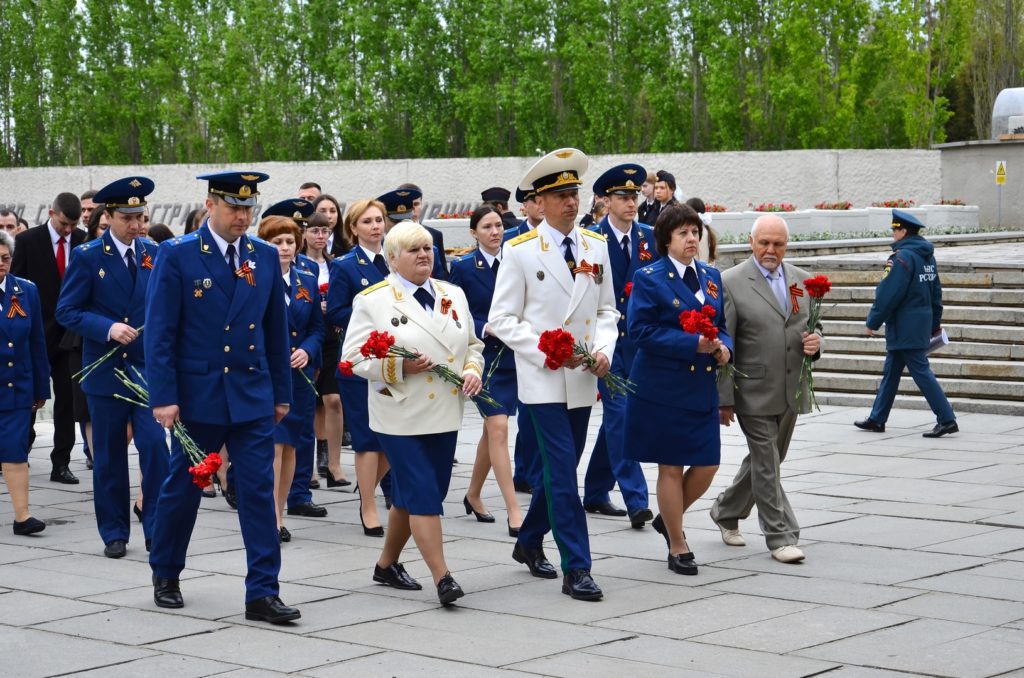 В Волгограде сотрудники прокуратуры возложили венок на Мамаевом кургане