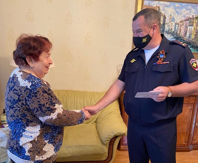 В Волжском полицейские вручили паспорт пенсионерке