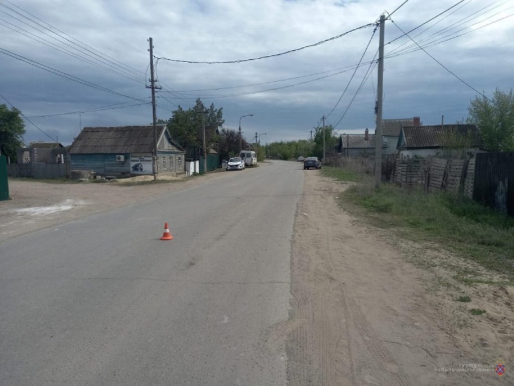 В Волгоградской области под колесами иномарки пострадала 7-летняя девочка