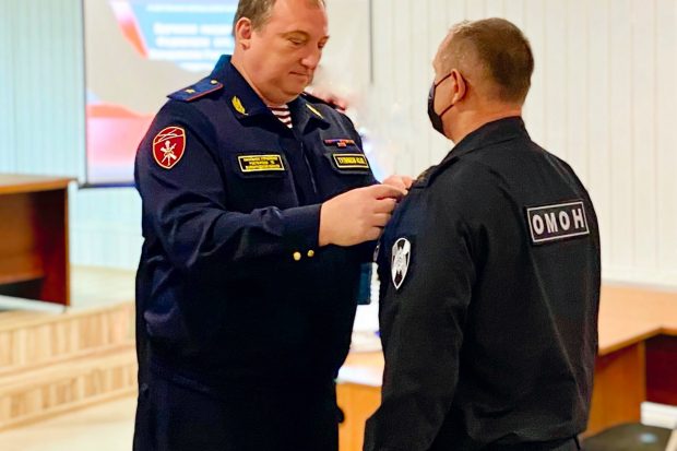 В Волгограде 8 бойцов ОМОН наградили за участие в специальной операции