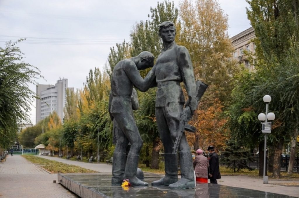 Памятник комсомольцам реконструируют в центре Волгограда