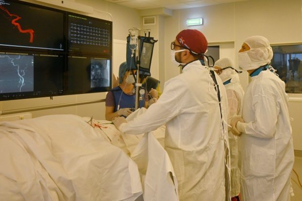 48-летней волгоградке провели сложную операцию на сосудах мозга