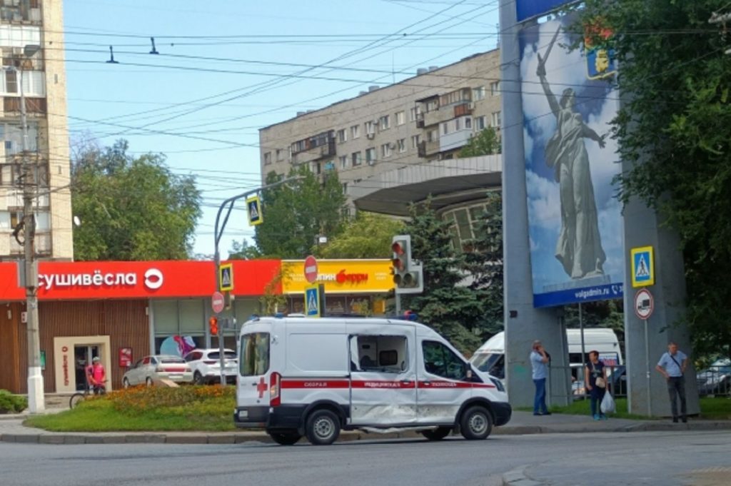 В центре Волгограда столкнулись грузовик и скорая помощь