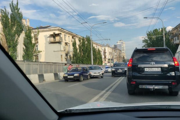 Центр Волгограда встал в пробке из-за ДТП на Комсомольском мосту