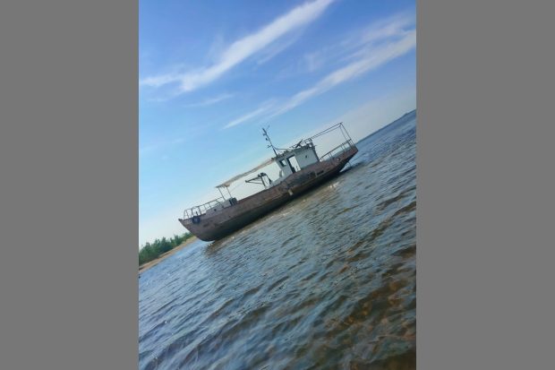 10 человек эвакуировано с севшего на мель в акватории Волги катера