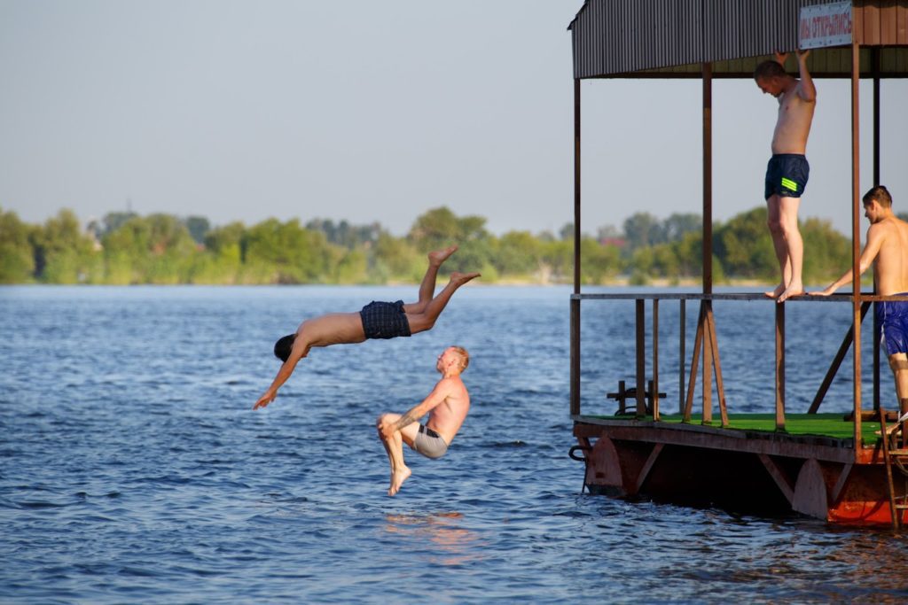 Ученые определили безопасную высоту для прыжков в воду