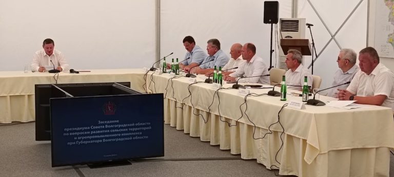 Андрей Бочаров предложил посвятить урожай-2022 юбилею Сталинградской победы