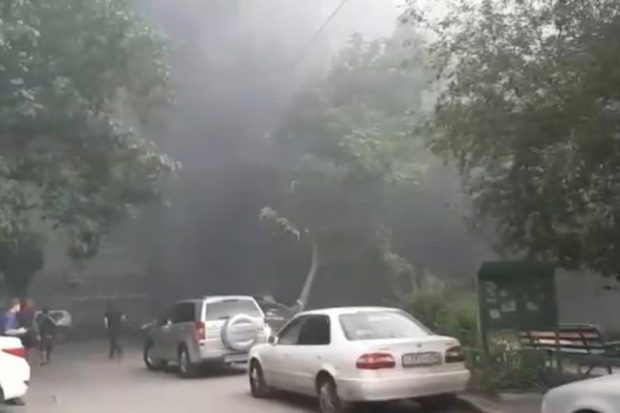 Сильное задымление в Волгограде очевидцы сняли на видео