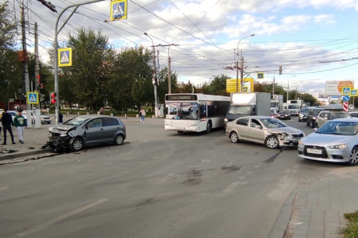 10 сентября волгоград. Авария на проспекте Ленина в Волгограде. Авария на Волгоградском проспекте.