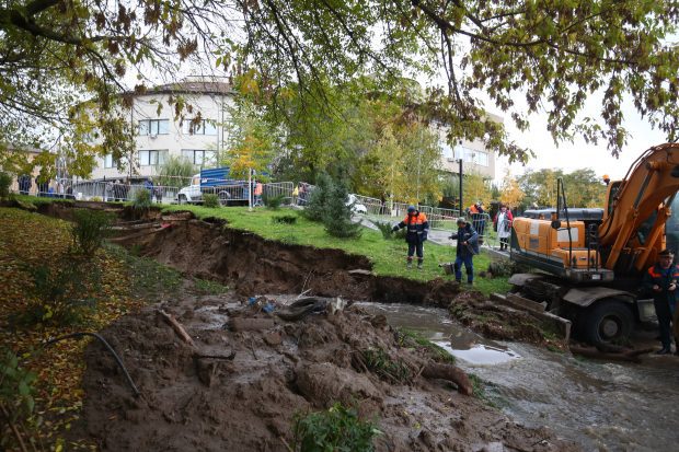 В 2 районах Волгограда ввели режим ЧС из-за коммунальной аварии