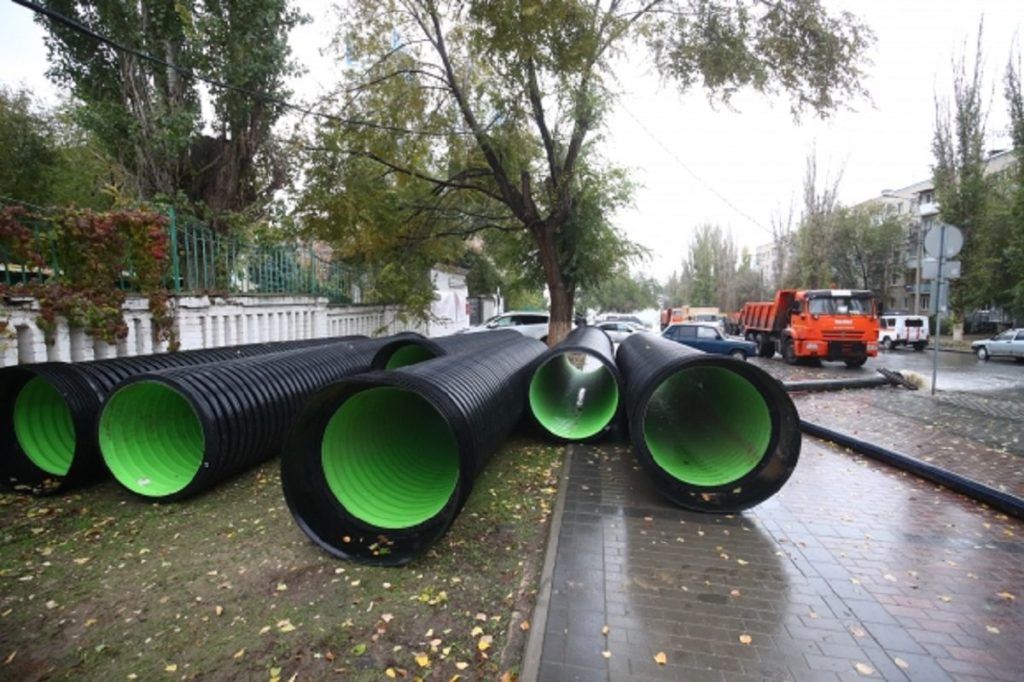 Первую трубу поврежденного коллектора в Волгограде заменили на 80%