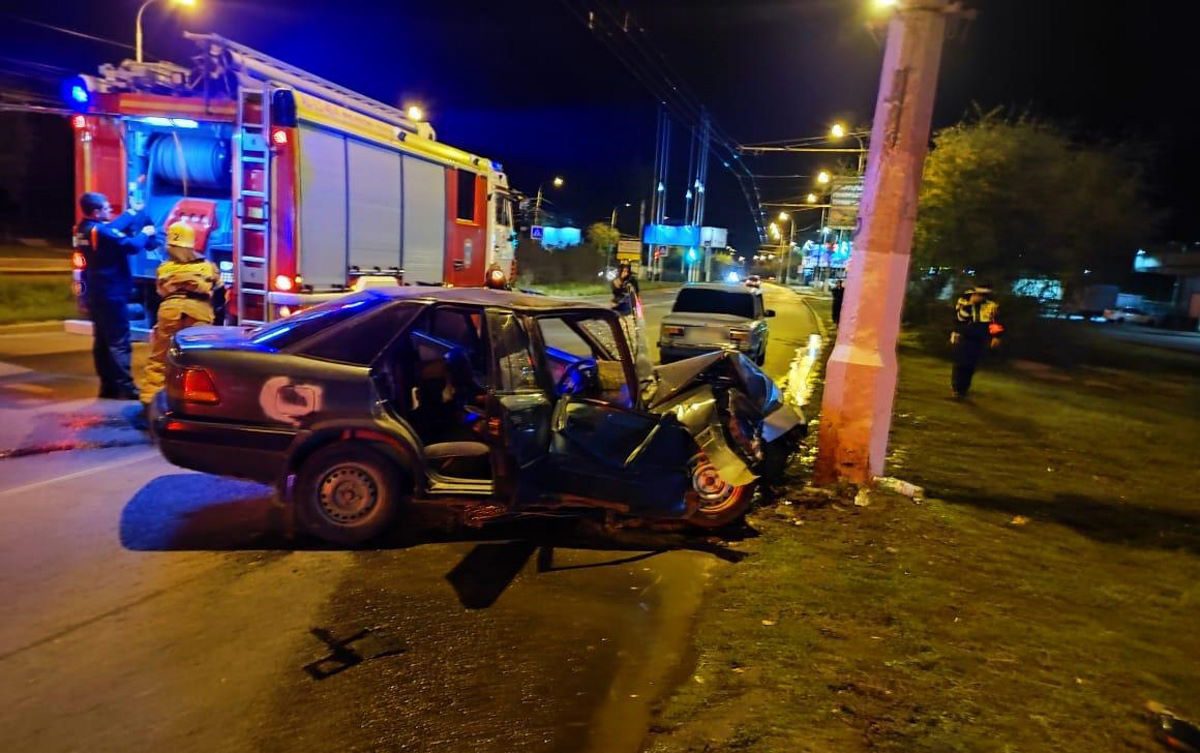 В Волгограде иномарка врезалась в столб во время буксировки