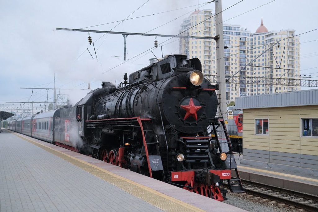 Старинный паровоз доставил в Волгоград юных путешественников