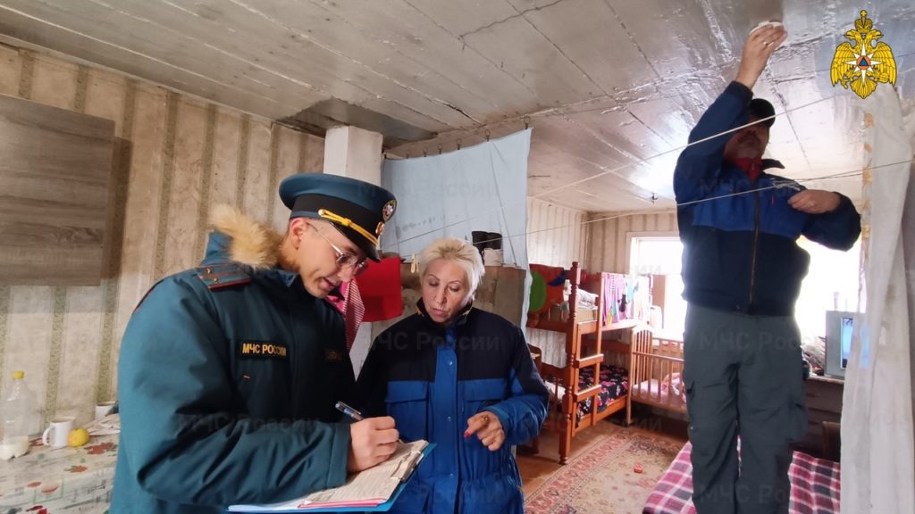 Волгоградские спасатели установили малоимущей семье пожарный извещатель