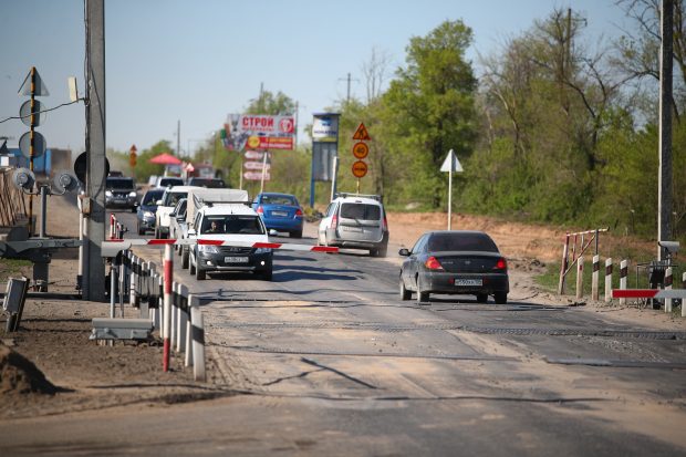 На севере Волгограда 2 декабря для автомобилей закроют ж/д переезд