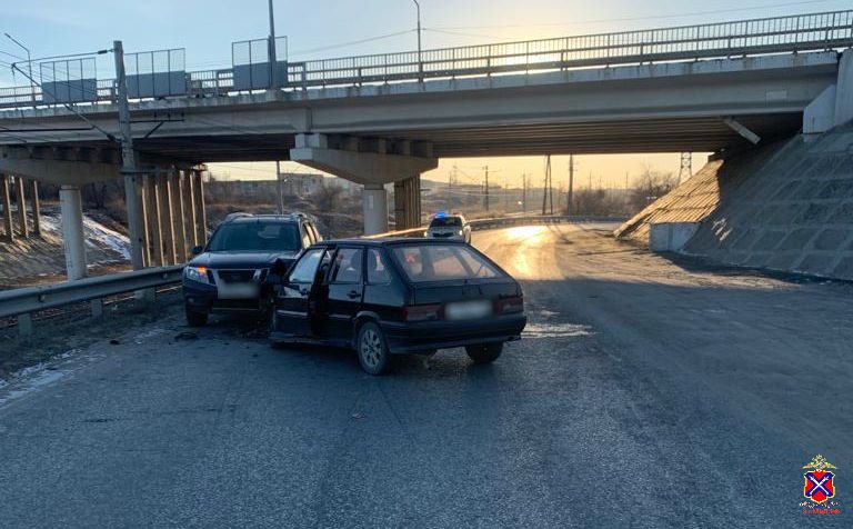 4 человека пострадали в лобовом ДТП с ВАЗом и иномаркой под Волгоградом