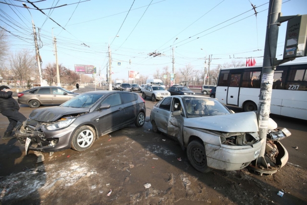 В Волгограде днем на перекрестке столкнулись 3 автомобиля