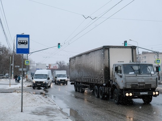 В Волгограде временно запретили движение большегрузов